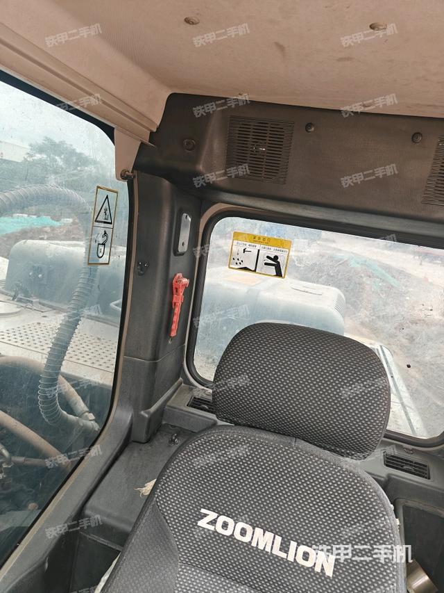 行走控制手柄和踏板 俯拍（驾驶室部分）