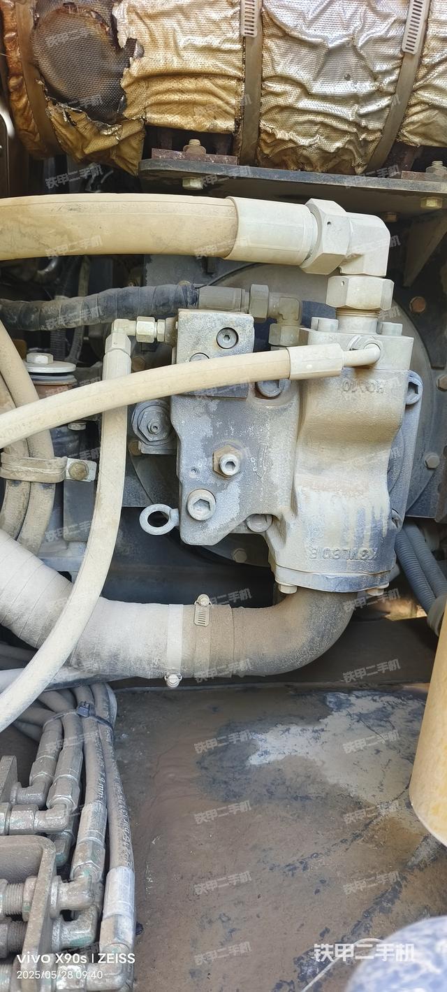 液压泵舱室正面整体（整机外观）