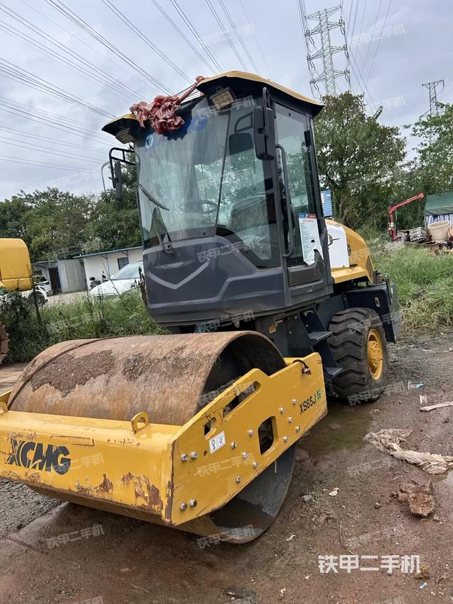 正左側（壓路機整機外觀）