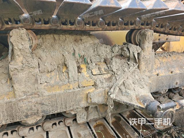 右侧履带全景（推土机底盘及工作装置）