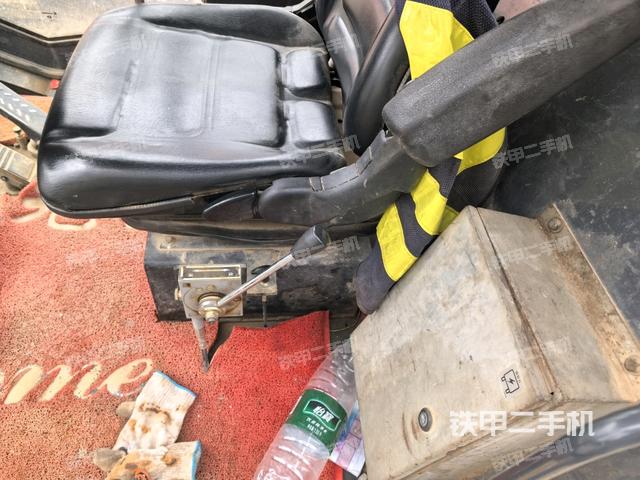 操作臺全景（壓路機駕駛室）