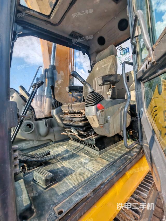 駕駛室整體（整機外觀）