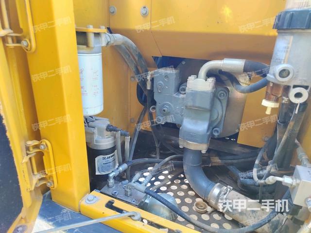 液压泵舱室正面整体（整机外观）