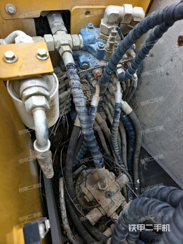 回转马达和主控阀（整机外观）