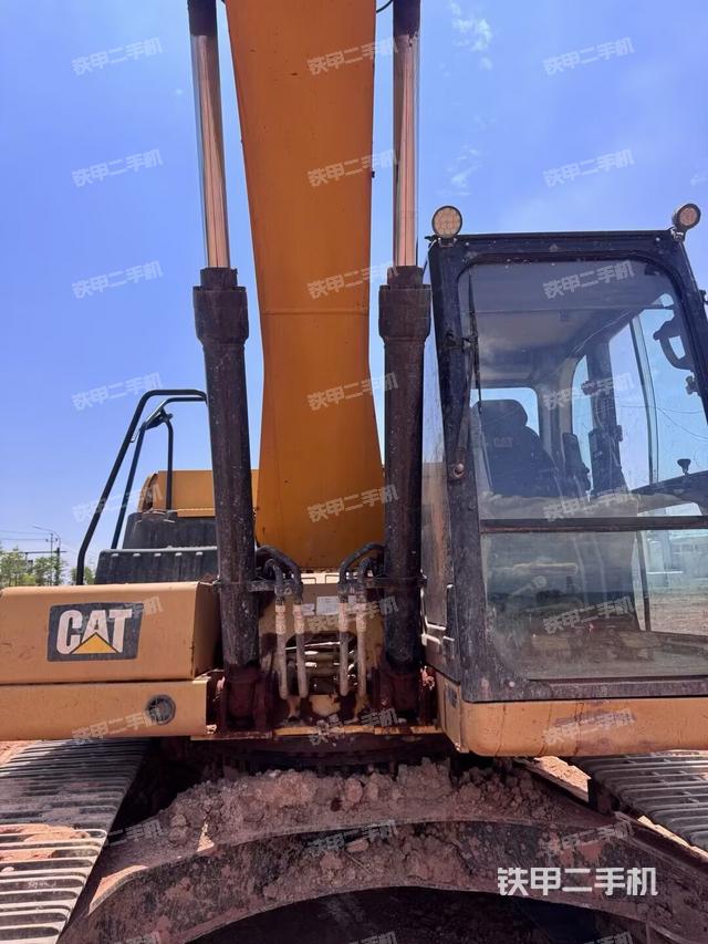 大臂油缸整体 竖拍（工作和回转装置）