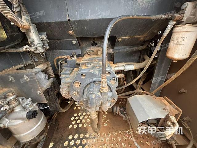 液压泵舱室正面整体（整机外观）