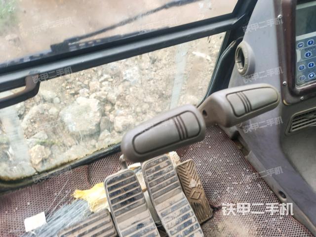 行走控制手柄和踏板?俯拍（駕駛室部分）