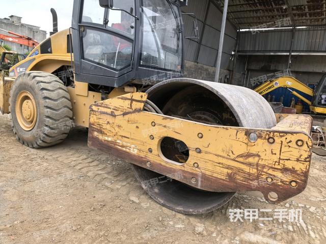 正左側(cè)（壓路機整機外觀）