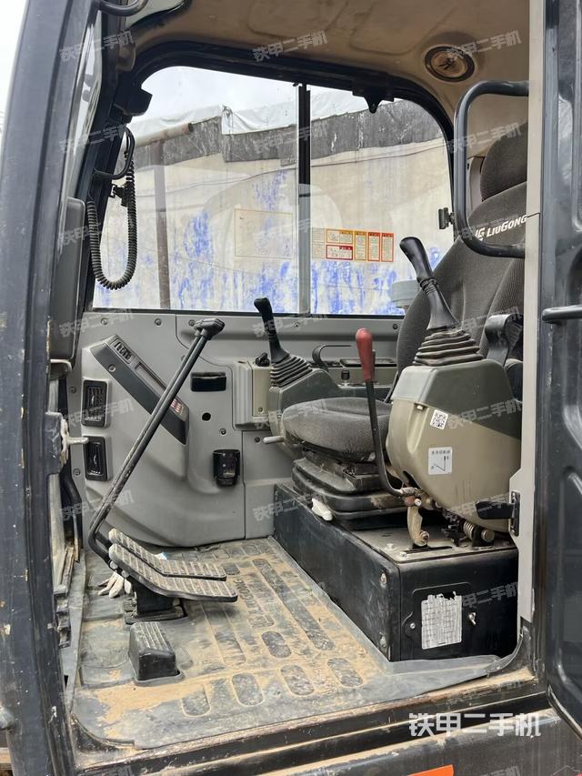 驾驶室顶部（整机外观）