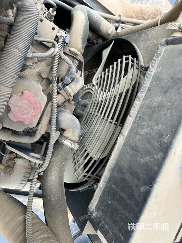 發(fā)動機右側全景（壓路機發(fā)動機艙）