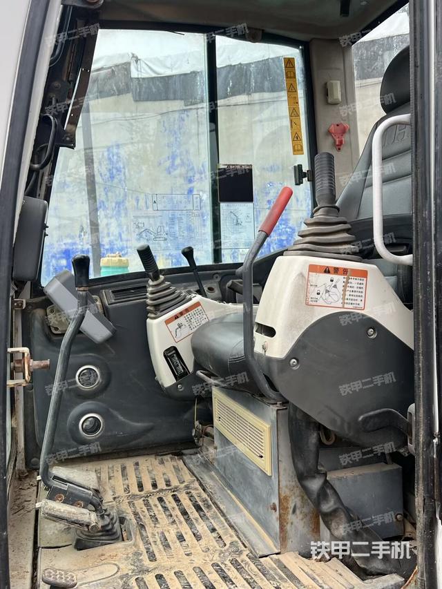 驾驶室顶部（整机外观）