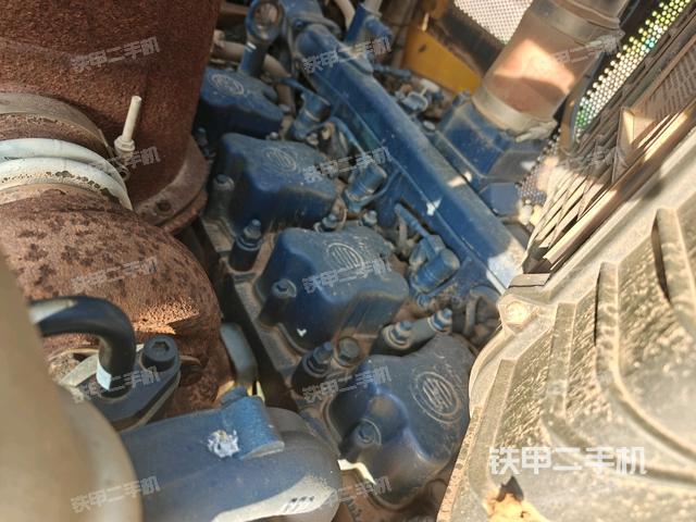 发动机右侧全景（推土机发动机舱）