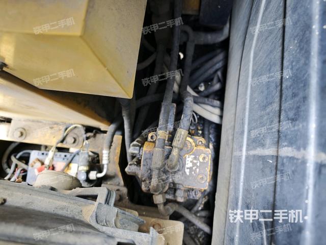 回轉(zhuǎn)馬達(dá)和主控閥（整機(jī)外觀）