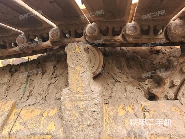 左侧履带全景（推土机底盘及工作装置）