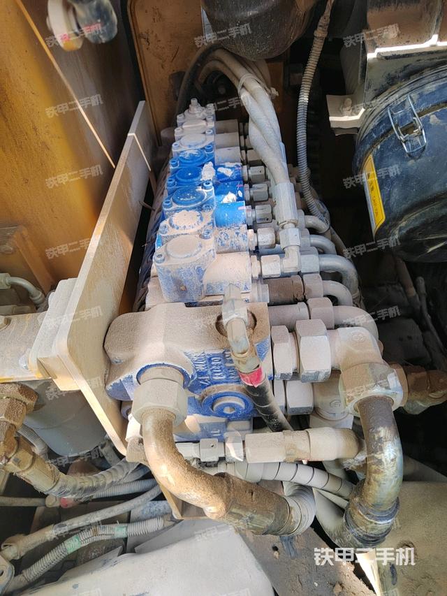 回转马达和主控阀（整机外观）