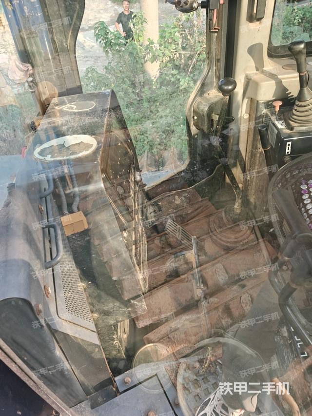 驾驶室内部顶部（推土机驾驶室）