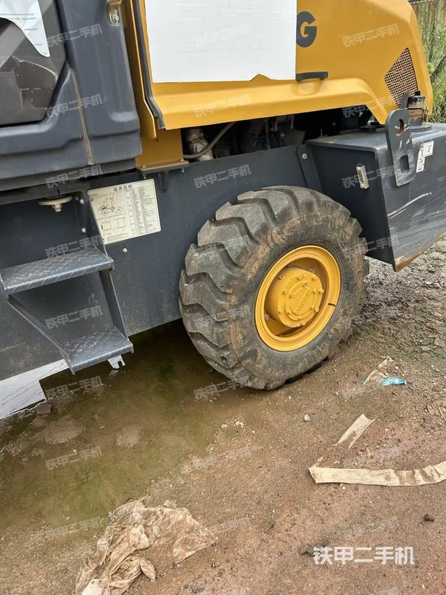 后輪左側全景（壓路機前后車架）