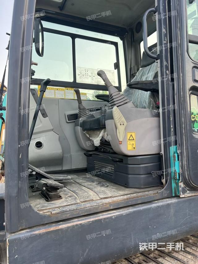 驾驶室顶部（整机外观）