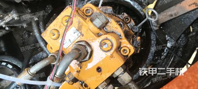 液壓泵艙室正面整體（整機外觀）