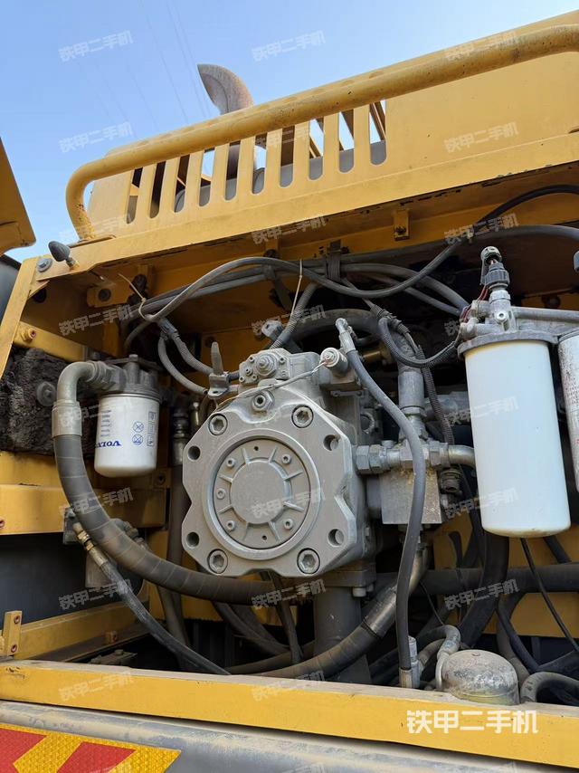 液压泵舱室正面整体（整机外观）