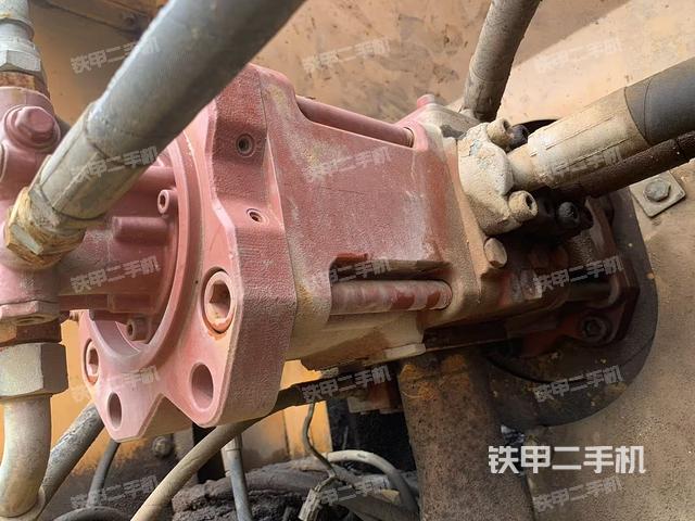 液壓泵艙室正面整體（整機外觀）