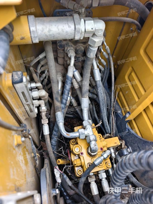 回转马达和主控阀（整机外观）