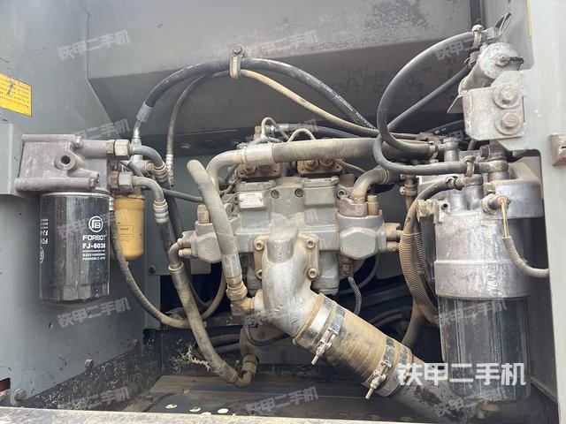 液压泵舱室正面整体（整机外观）