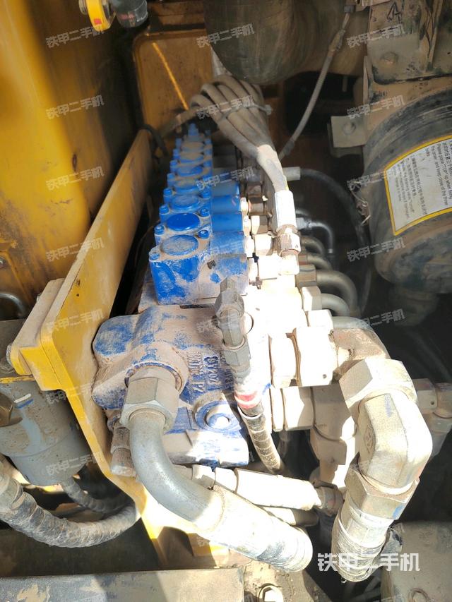 回转马达和主控阀（整机外观）