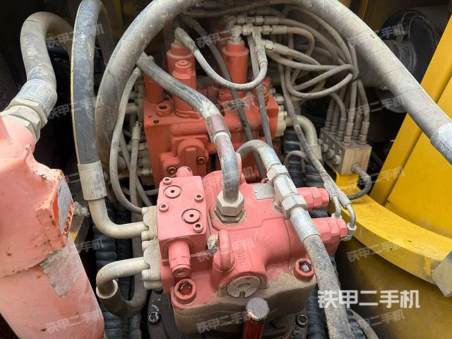 液压泵舱室正面整体（整机外观）