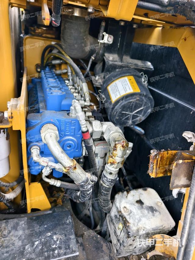 回转马达和主控阀（整机外观）