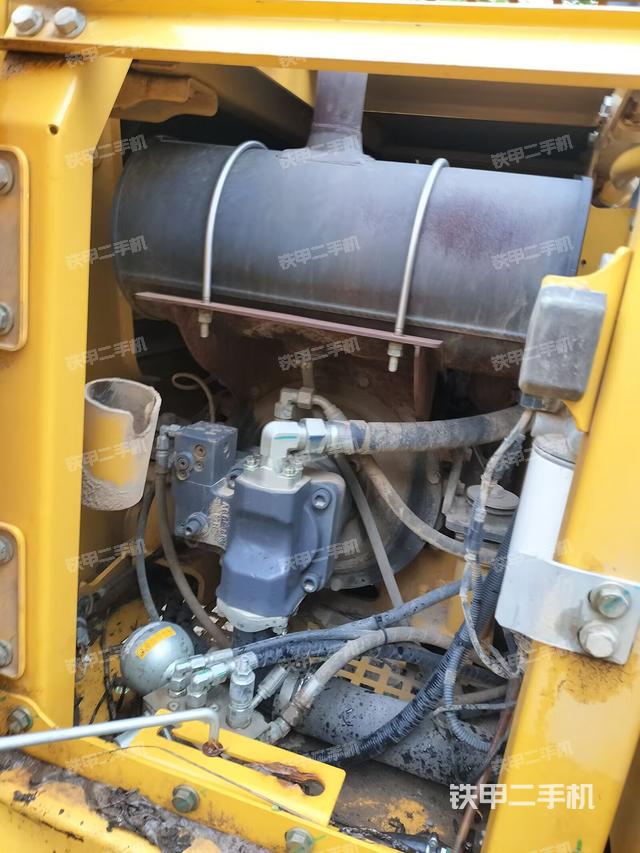 液压泵舱室正面整体（整机外观）