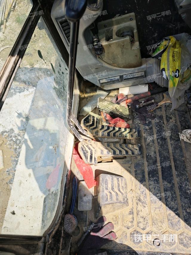 行走控制手柄和踏板?俯拍（駕駛室部分）