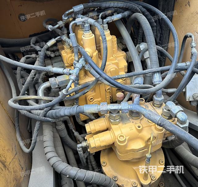 回转马达和主控阀（整机外观）