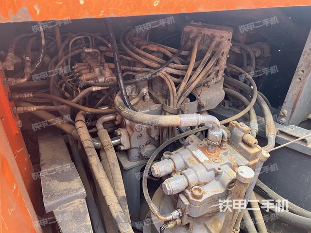 回转马达和主控阀（整机外观）