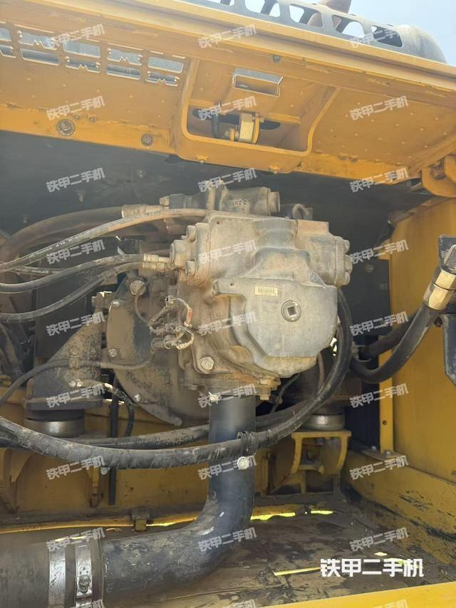 液压泵舱室正面整体（整机外观）