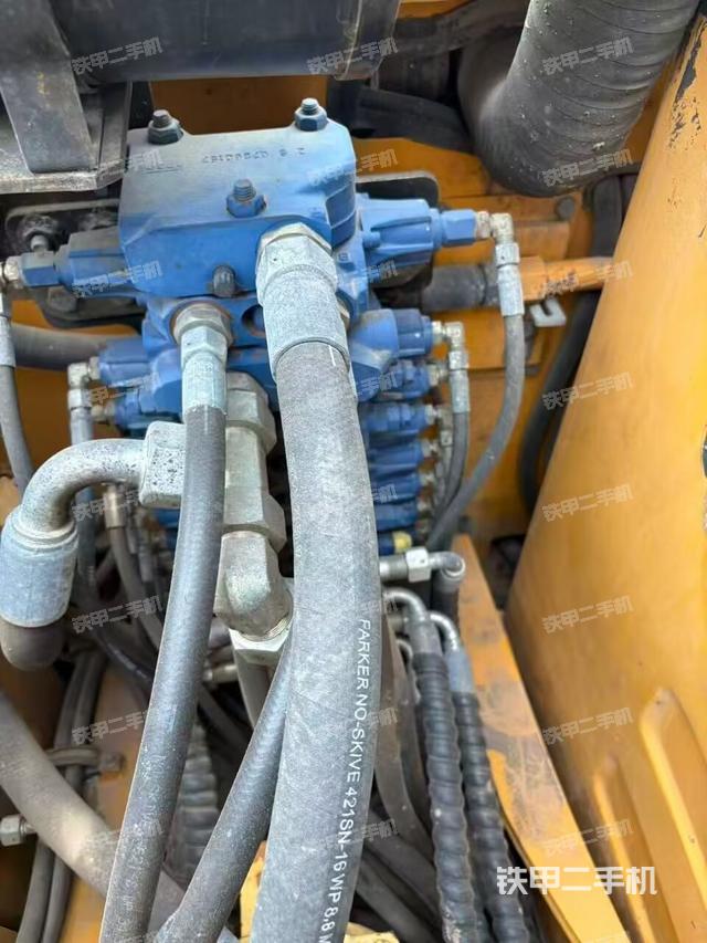 回转马达和主控阀（整机外观）