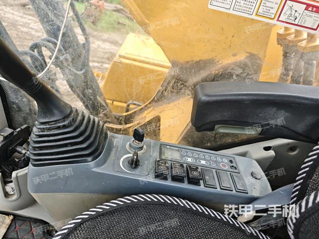 行走控制手柄和踏板 俯拍（驾驶室部分）