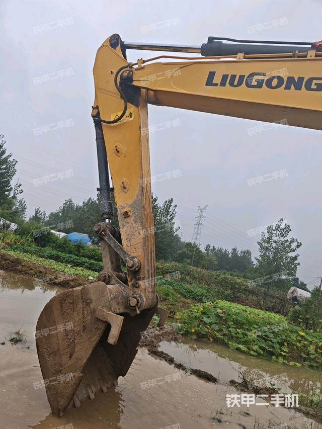 大臂油缸整体 竖拍（工作和回转装置）