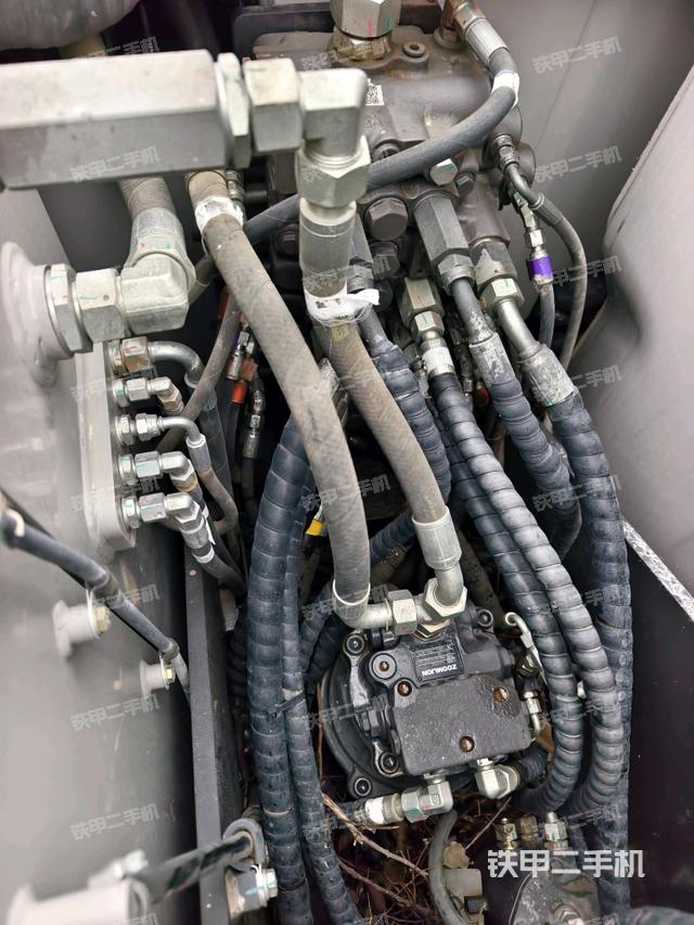 回转马达和主控阀（整机外观）