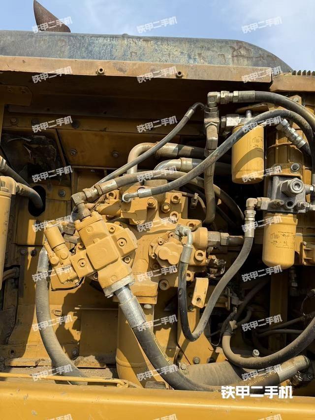 液压泵舱室正面整体（整机外观）