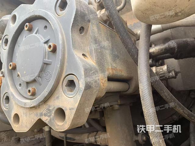 液壓泵艙室正面整體（整機外觀）