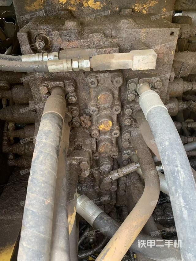 回转马达和主控阀（整机外观）