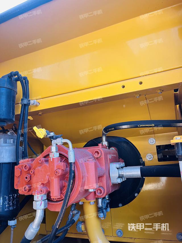 液压泵舱室正面整体（整机外观）