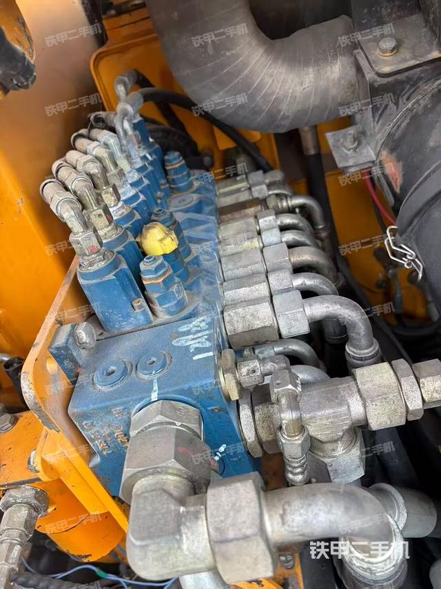 回转马达和主控阀（整机外观）