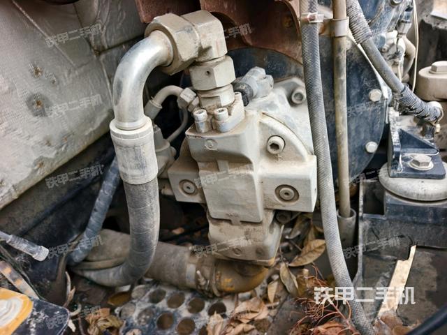 液压泵舱室正面整体（整机外观）