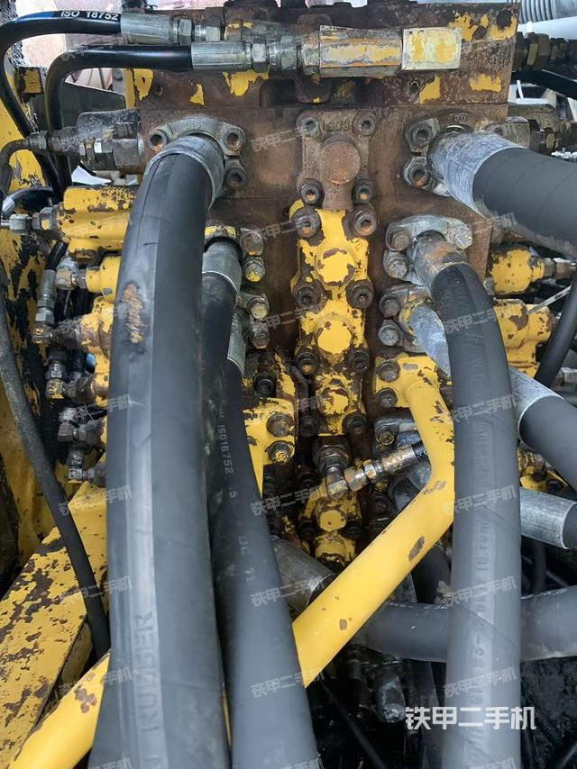 回转马达和主控阀（整机外观）