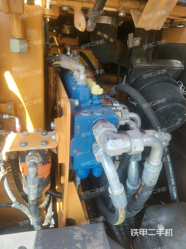 回转马达和主控阀（整机外观）