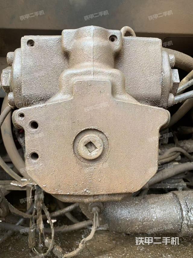 液压泵舱室正面整体（整机外观）