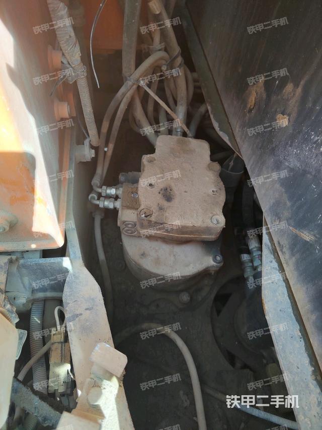 回转马达和主控阀（整机外观）