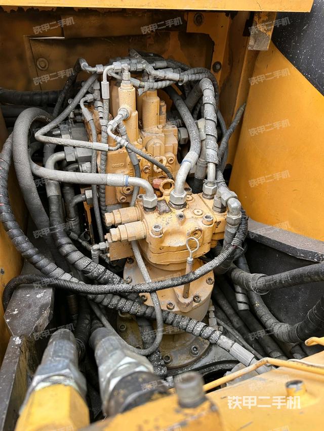 回转马达和主控阀（整机外观）